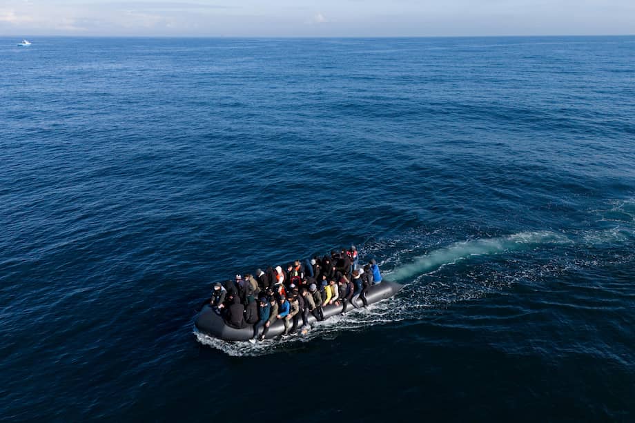 Vista de un grupo de migrantes cruzando el Canal de la Mancha en un pequeño barco.