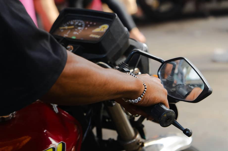 Colombia tiene 13,8 millones de motocicletas y más de 8 millones circulan sin SOAT. Aunque el costo del seguro para motos pequeñas hoy representa mucho menos frente al salario mínimo que hace una década, la evasión no cayó al mismo ritmo.