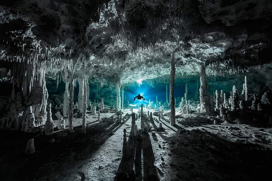 Los espeleotemas proyectan largas sombras en el cenote Dos Pisos.
Quintana roo, méxico