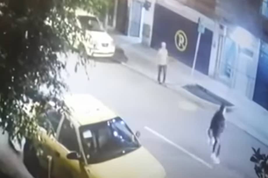 El vehículo particular atropelló a la mujer en el centro de Medellín.