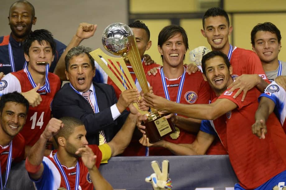 Jorge Luis Pinto levanta el trofeo de la Copa Centroamericana de fútbol. / AFP