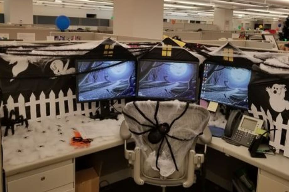 Idea para decorar tu oficina con tus compañeros de trabajo y vivan la temporada de Halloween desde su lugar de trabajo.