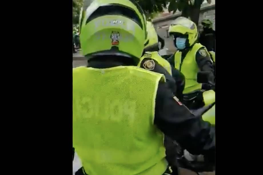 Policías con los chalecos al revés en Barranquillas durante protestas del Paro Nacional.