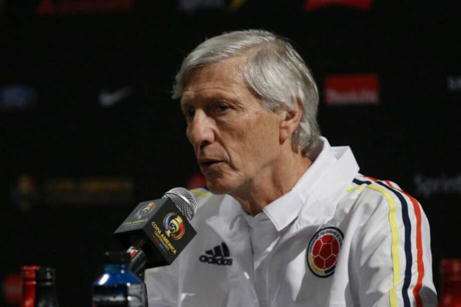 José Pékerman, entrenador de la selección Colombia, junto a Santiago Arias, en la rueda de prensa de este jueves. /AFP