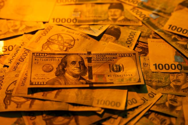 Dólar inicia 2026 con leve baja y mercados atentos a tensiones geopolíticas