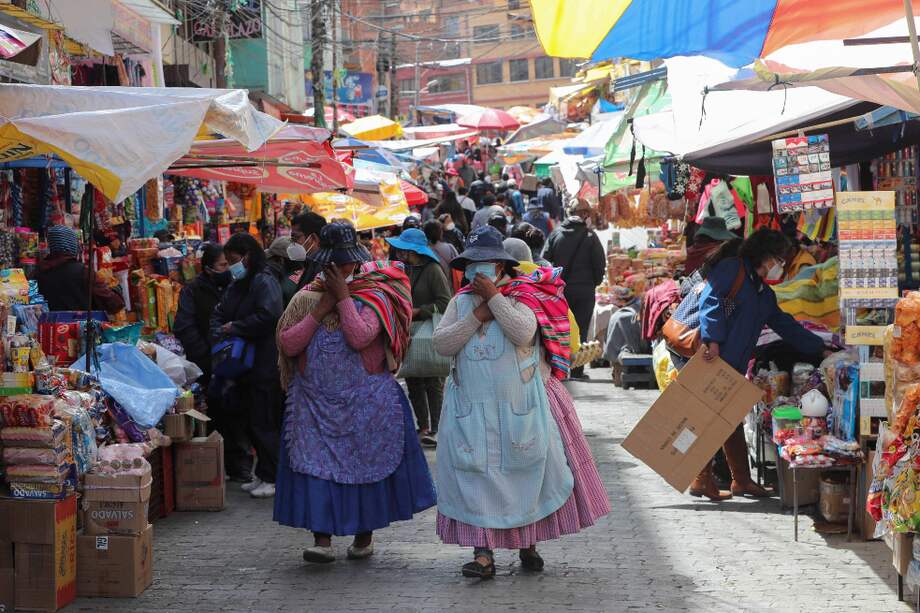 Ciudadanos hacen compras en un mercado popular en el centro de la Paz.