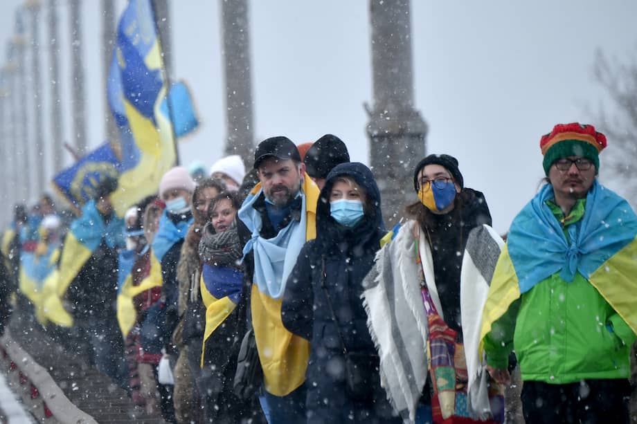 Las personas forman una cadena humana simbólica en un puente que cruza el río Dniéper en Kiev, para conmemorar el Día de la Unidad de Ucrania.