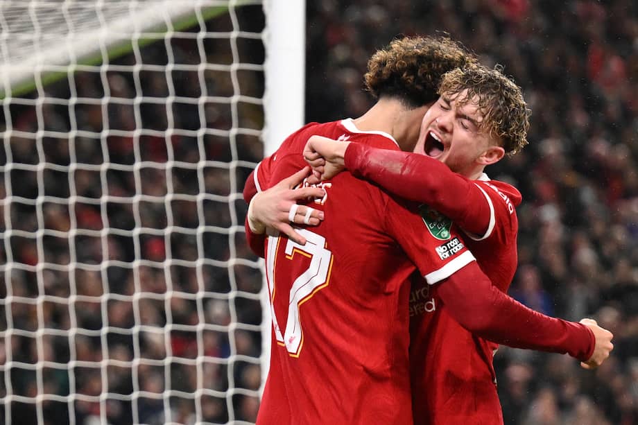El centrocampista inglés del Liverpool #17 Curtis Jones (izq.) celebra con el centrocampista inglés del Liverpool #19 Harvey Elliott después de anotar el segundo gol de su equipo durante el partido de fútbol de cuartos de final de la Copa de la Liga inglesa entre Liverpool y West Ham United en Anfield en Liverpool, noroeste de Inglaterra.