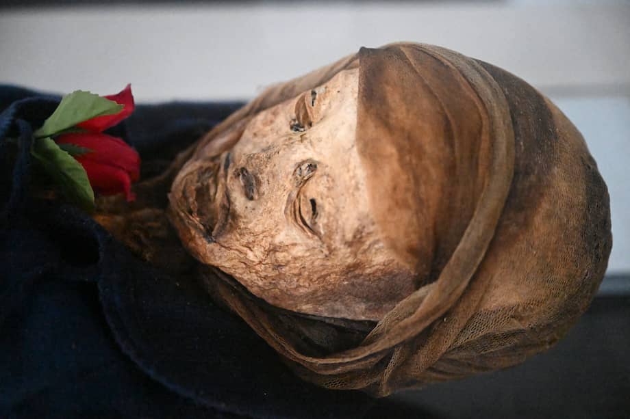 Margarita Prieto, fallecida en 1981 y exhumada en 1987, se exhibe en el museo de momias del mausoleo José Arquímedes Castro, ubicado en el cementerio del municipio de San Bernardo, departamento de Cundinamarca.