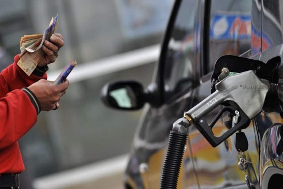 Exhortan al Gobierno a bajar en noviembre $400 el precio del galón de la gasolina