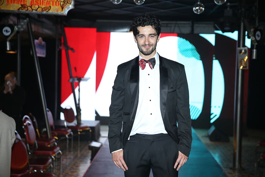 Él es Edwin Riveros. Edad, novia y profesión real del fotógrafo de ‘Klass 95’