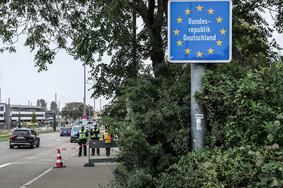 Policías alemanes en un puesto de control en la frontera entre Alemania y Francia.