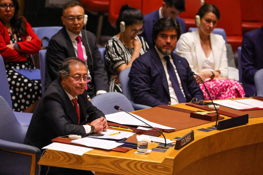 "Ningún procedimiento excepcional para acortar los tiempos en el Congreso puede sustituir las reglas de la democracia, la Soberanía Popular" - Luis Carvajal.