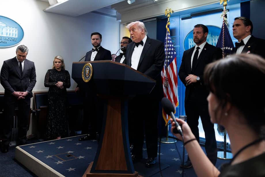El hombre armado que intentó irrumpir en una gala de la prensa en Washington a la que asistía Donald Trump parecía apuntar contra altos funcionarios.