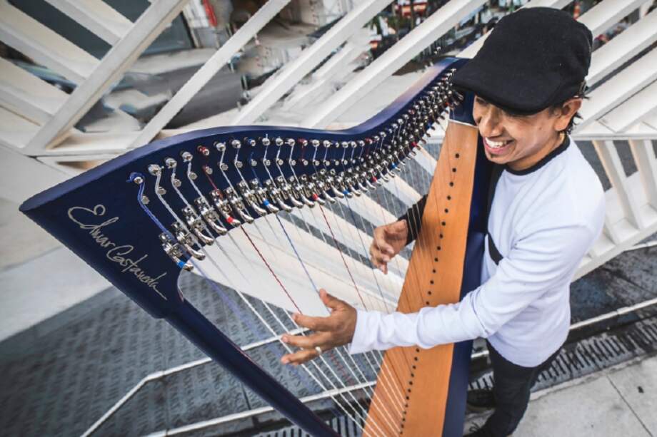 Algunos de los discos que ha publicado Edmar Castañeda son “Cuarto de colores”, “Entre cuerdas” y “Double Portion”. / Adrien H. Tillmann
