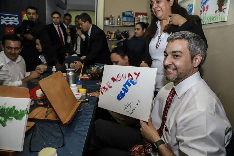 El presidente de Paraguay, Mario Abdo Benítez (d), durante una visita al Centro Educativo Integral Hellen Keller, para niños y jóvenes con discapacidad. / EFE