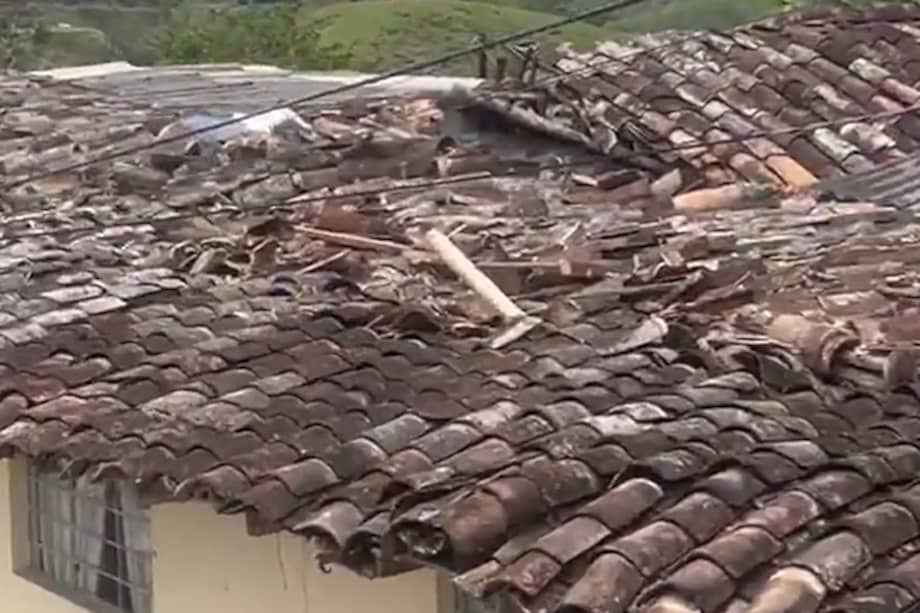 Los tejados cayeron de tres edificaciones en el parque principal de Argelia, Antioquia.