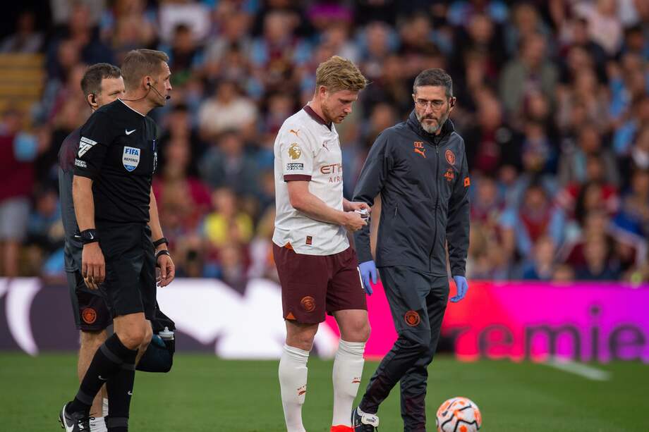 Kevin De Bruyne (Cent.) de Manchester City abandonó el campo después de lesionarse durante el partido de fútbol de la Premier League inglesa entre Burnley y Manchester City en Turf Moor en Burnley, Gran Bretaña, el 11 de agosto de 2023.