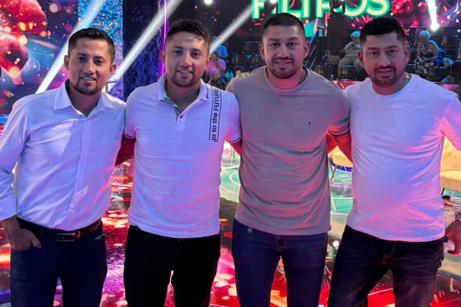 De izquierda a derecha: William Cañas Velasco, Jorge Enrique Bernal Castro, Carlos Alberto Bernal Castro y Wilber Cañas Velasco, los hermanos gemelos separados por error en Bogotá, en 1988.