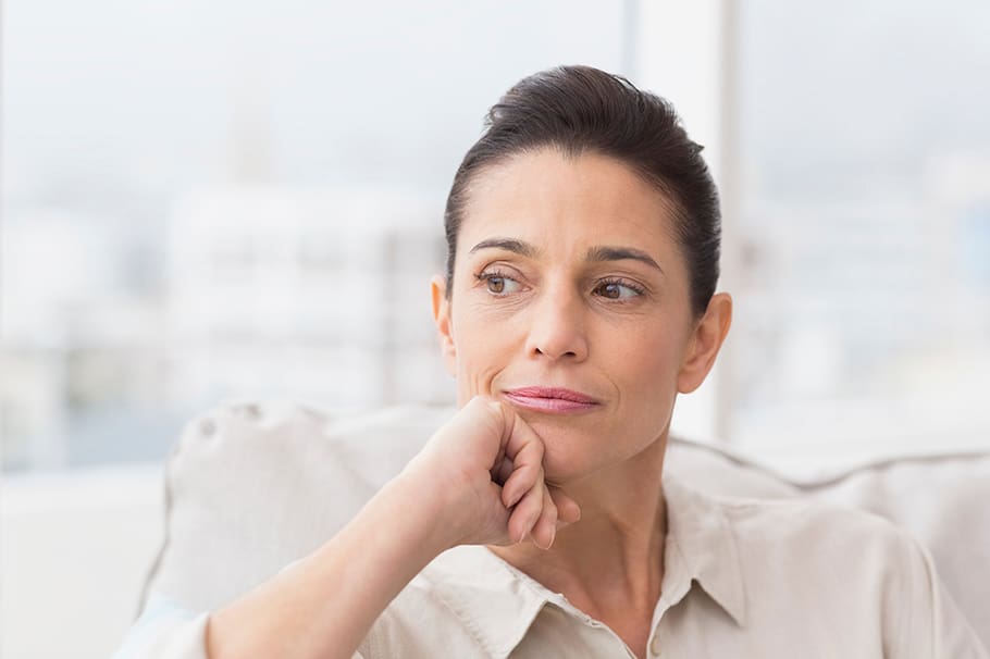 Mujeres menopáusicas, mujer en casa preocupada