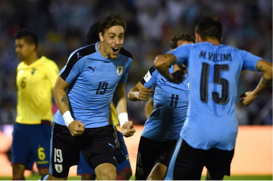 Los jugadores de la selección uruguaya festejan uno de los goles con los que derrotaron este jueves a Ecuador. / AFP
