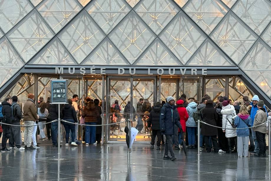 Vista de colas de visitantes en la entrada del Museo del Louvre de París.