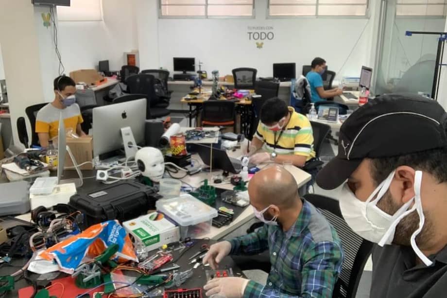 Parte del equipo de aliados que trabajó en el desarrollo del respirador artificial. / Cortesía.