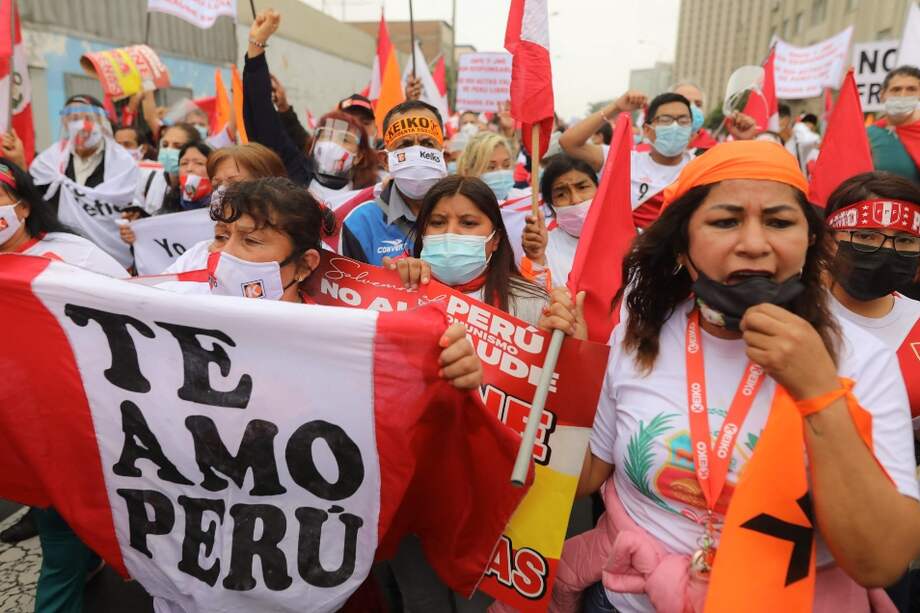 Las calles de Perú viven la incertidumbre por la demora en la proclamación del ganador de la segunda vuelta electoral. ¿Cuándo se conocerá el nombre del presidente?