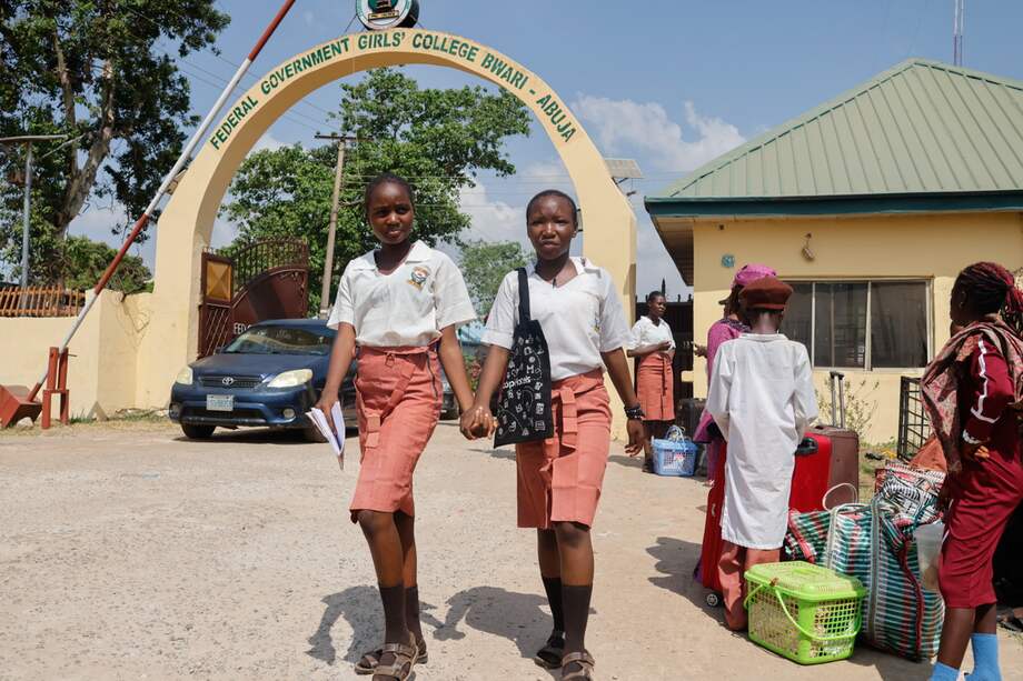 Padres de familia recogen a sus hijos en un colegio de Abuya tras el cierre temporal de 41 escuelas por el aumento de secuestros en Nigeria.