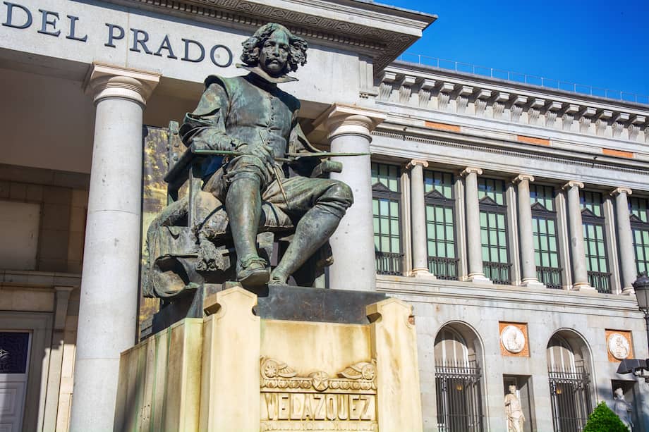 Estatua del pintor español Diego Velázquez (1899), obra de Aniceto Marinas, frente al Museo del Prado en Madrid, España.