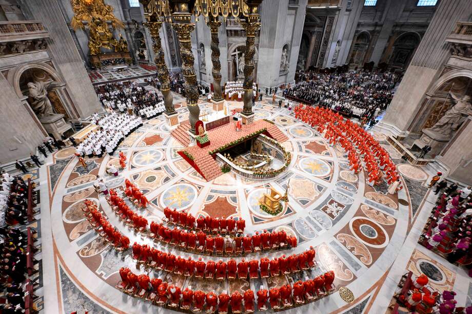 La misa "Pro eligendo pontifice", que oficia el decano del colegio cardenalicio, Giovanni Battista Re, comenzó este miércoles en la basílica de San Pedro.
