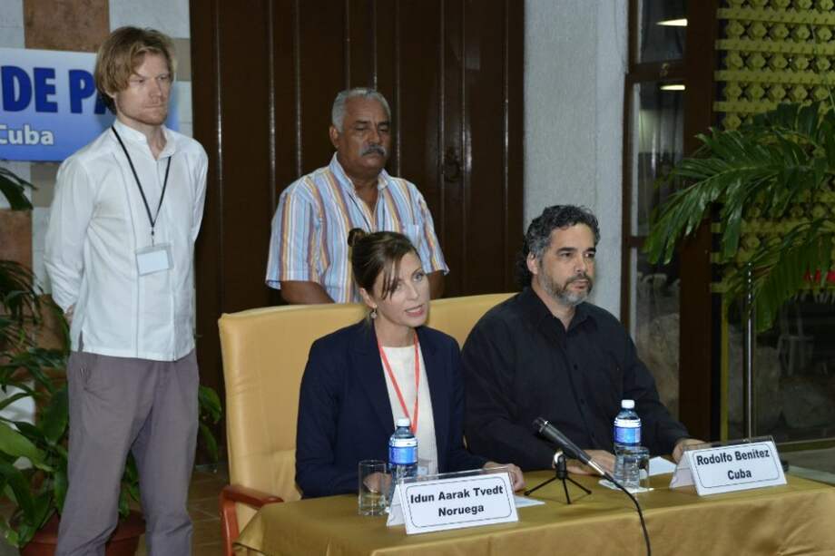 Representantes de los países garantes, Rodolfo Benítez, del gobierno cubano, e Idun Aarak Tvedt, de Noruega. Sentados en la mesa. / AFP