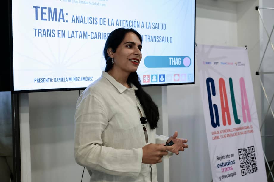 MEX7640. CIUDAD DE MÉXICO (MÉXICO), 13/07/2026.- La directora general de Transsalud, la doctora Daniela Muñoz Jiménez, habla durante la presentación de las Guías de Atención Latinoamericana para la Salud Trans (GALA) este lunes, en Ciudad de México (México). Organizaciones civiles presentaron una guía clínica para profesionales de la salud que adapta por primera vez recomendaciones médicas para la atención de personas trans a los contextos económicos, sociales y sanitarios de América Latina, el Caribe y las Antillas, ante la falta de lineamientos adaptados a los sistemas de salud de la región. EFE/José Méndez