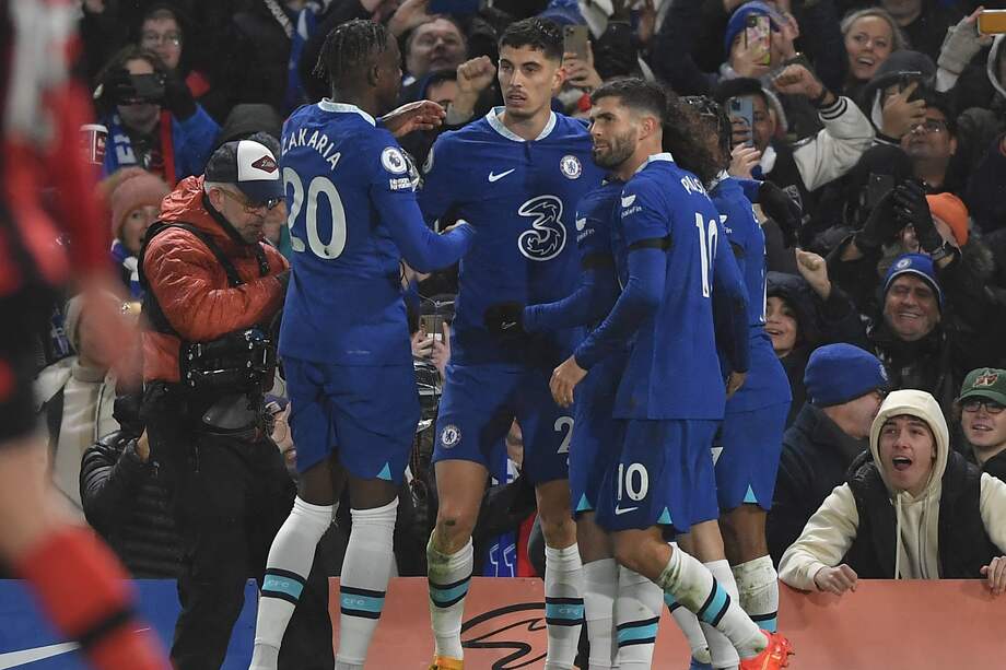 Kai Havertz celebra con sus compañeros el primer gol de la noche del Chelsea frente al Bournemouth.