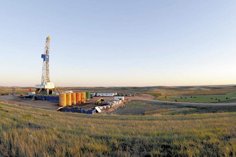 Campos petroleros como este en Stanley, Dakota del Norte, fueron estratégicos para que EE.UU. garantizara su autosuficiencia energética en los próximos 118 años. / AFP
