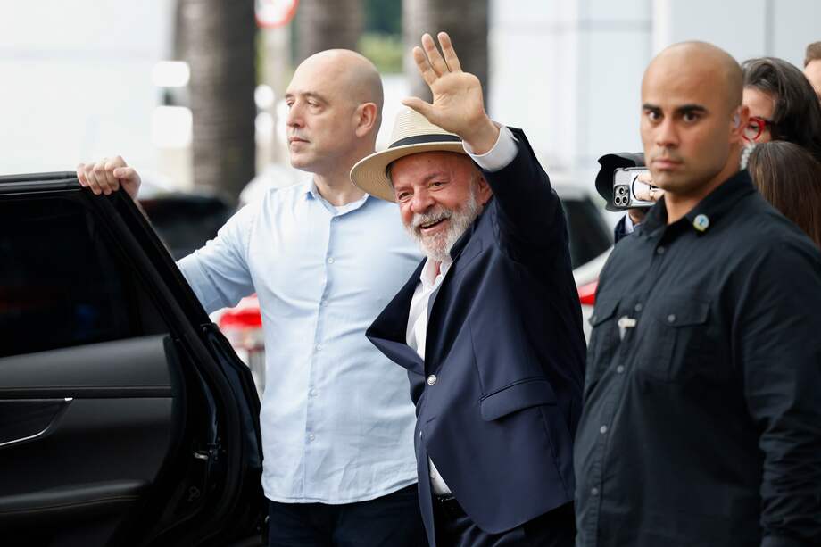 El presidente brasileño, Luiz Inácio Lula da Silva, se despide al salir del Hospital Sirio Libanés en São Paulo (Brasil).