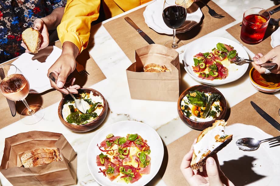 Los comensales podrán elegir entre una selección de almuerzos de dos platos por USD$30, USD$45 o USD$60, y cenas de tres platos por USD$30, USD$45 o USD$60 dólares.