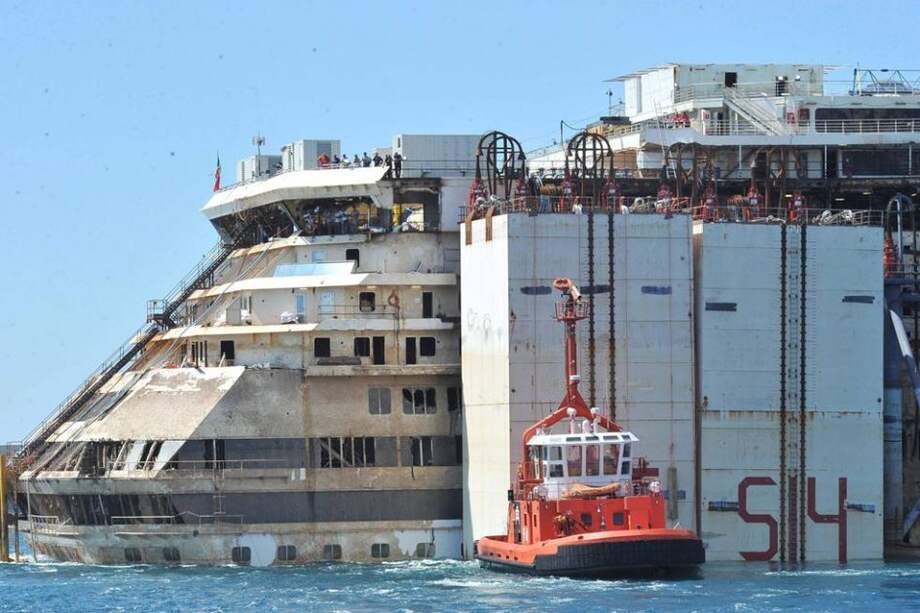 Concluyen las operaciones para amarrar el Costa Concordia en Génova