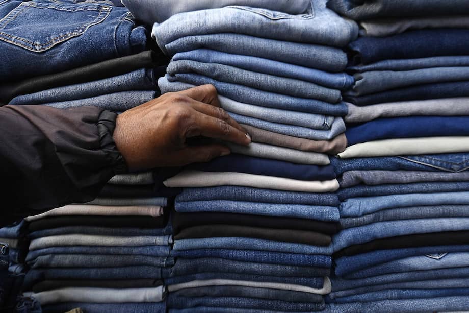 Varias grandes compañías de la industria de la moda reciben críticas por desechar las prendas que no venden.