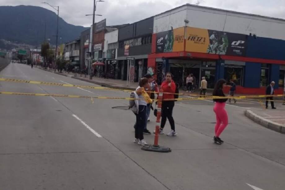 La mañana de este martes 29 de octubre un grupo de vendedores informales salió a bloquear las vías aledañas a la estación Ricaurte luego de que fueran retirados por la Policía del túnel de la estación.