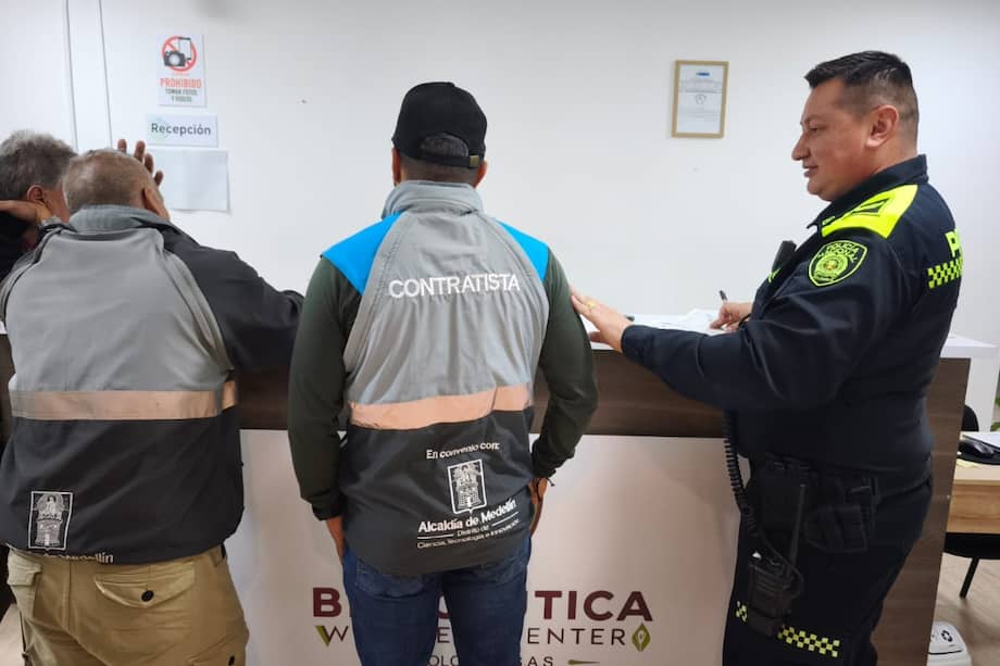 Funcionarios de la Alcaldía de Medellín y un agente de la Policía Nacional durante la inspección a Bioceutica Wellness Center.