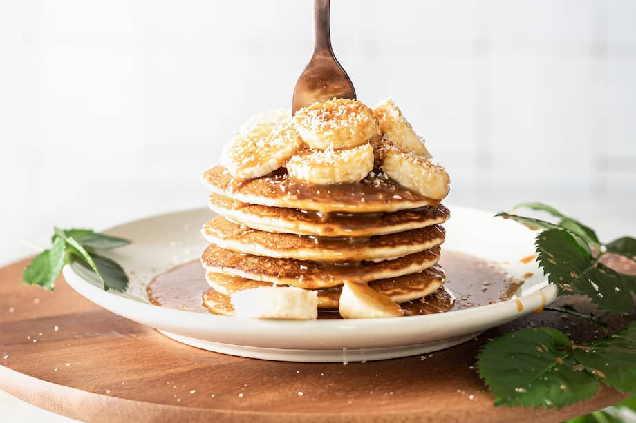 Agrega banano y un chorrito de jarabe natural para acompañar este plato.