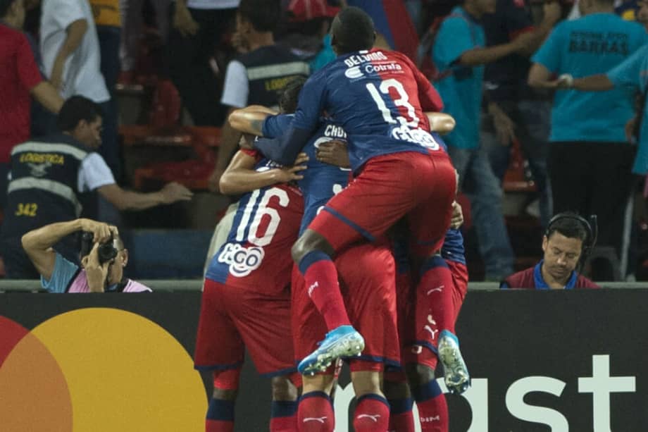 Los jugadores del Medellín celebran el gol de Andrés Ricaurte con el que vencieron este martes a Atlético Tucumán. / AFP