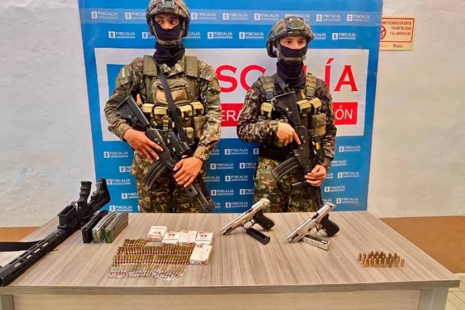 Durante el operativo, los uniformados incautaron un fusil, dos pistolas, proveedores y municiones pertenecientes al Clan del Golfo.