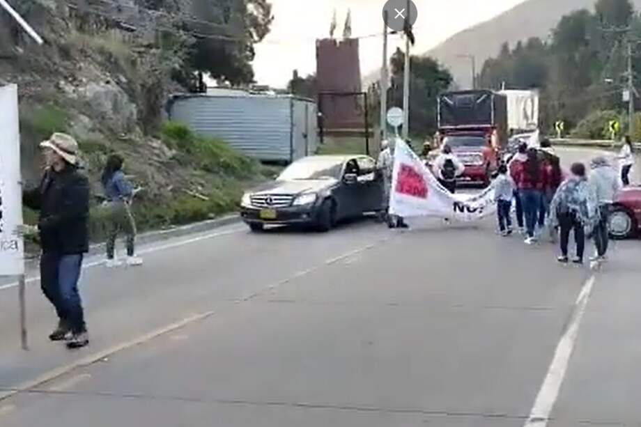 Las autoridades de tránsito recomienda tomar rutas alternas.