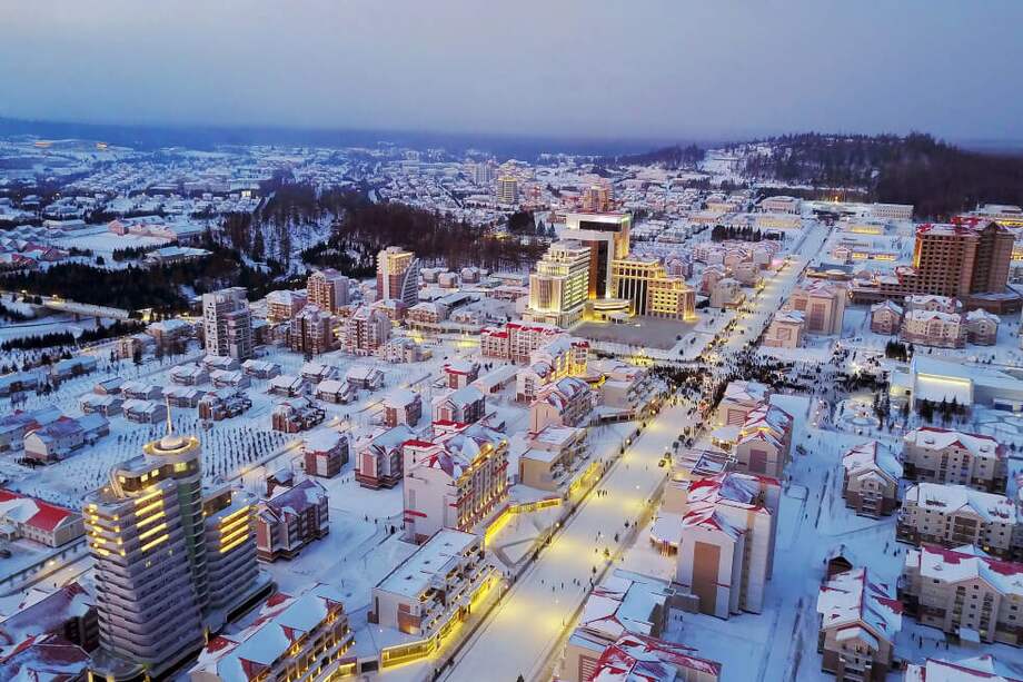 Esta es Samjiyon, una obra monumental en los confines de Corea del Norte. / AFP