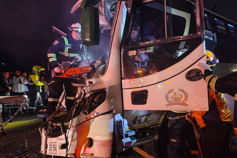 Personal de bomberos en labores de rescate tras el siniestro.
