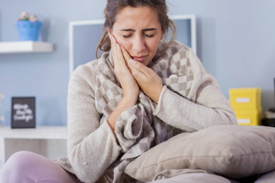 Mujer con dolor de muela