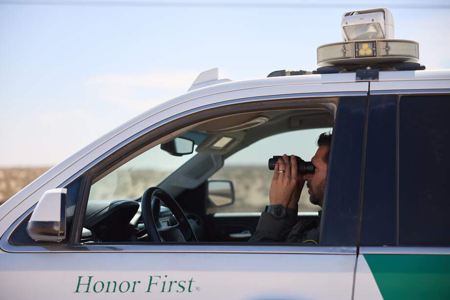 Más de 500 milicias secretas, conformadas por exagentes de la ley, se han registrado en Estados Unidos. Muchas operan en la frontera persiguiendo migrantes, en cooperación con agencias del Estado.