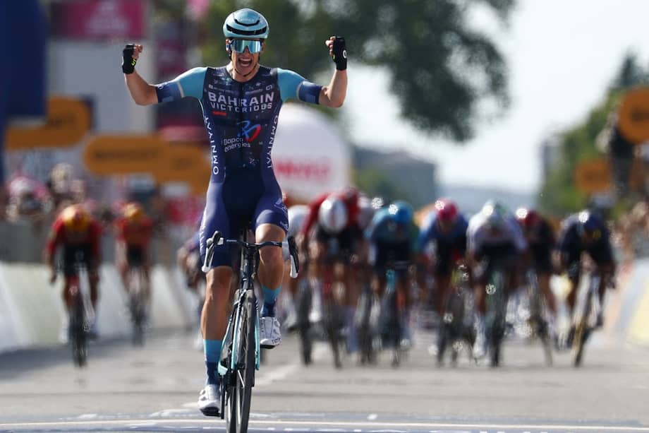 Alec Segaert celebra tras dar la sorpresa en la etapa 12 del Giro.